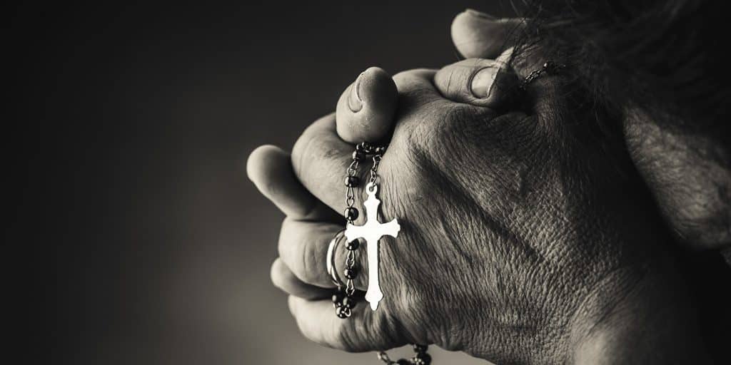 praying-with-rosary